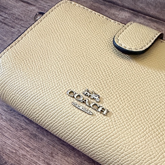 Coach Light Yellow Leather Wallet - Picture 2 of 10
